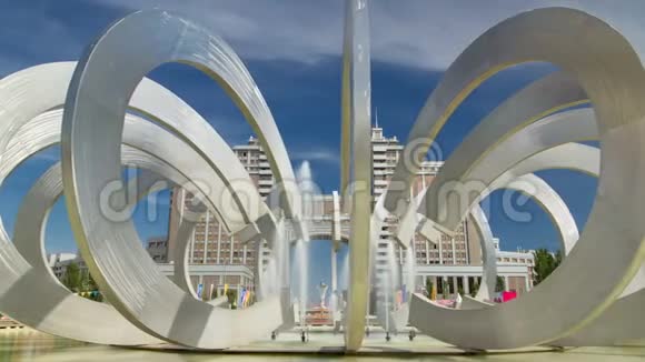 喷泉马蹄和车轮在广场的爱情时间推移超脱哈萨克斯坦阿斯塔纳视频的预览图