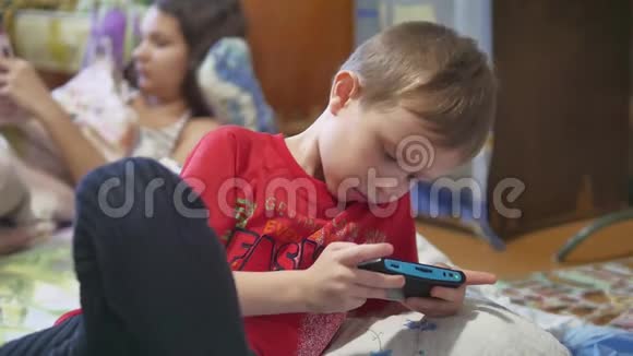 便携式控制台特写8岁小孩玩电脑游戏便携式控制台视频的预览图