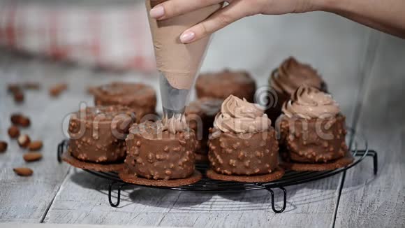 装饰巧克力迷你摩丝蛋糕巧克力榛子摩丝蛋糕上覆盖着巧克力釉视频的预览图