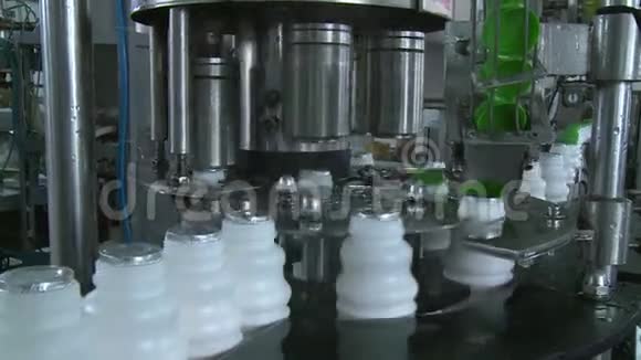 生产塑料酸奶瓶视频的预览图