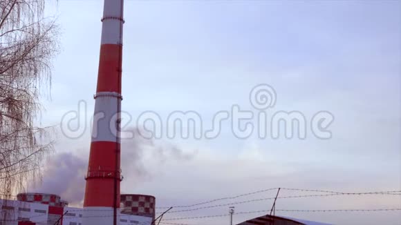 热发电站在天空背景下冬季晚上有烟雾和管子视频的预览图