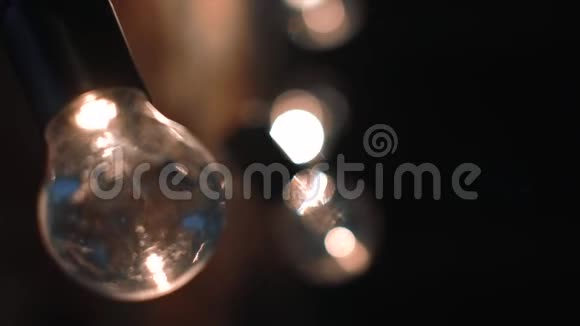 灯泡在黑色背景中镜头上快速和缓慢地打开和关闭地面视频的预览图