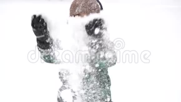 美丽的欢乐学龄前男孩与雪玩乐冬季仙境视频的预览图