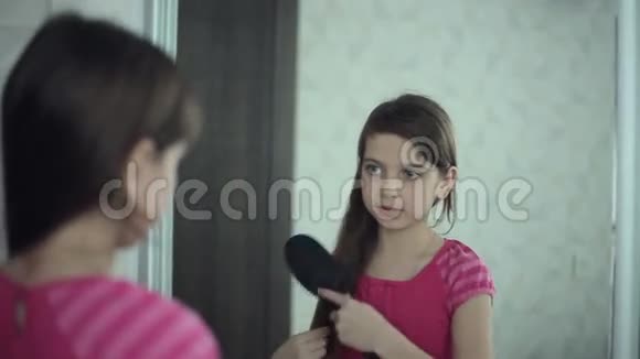 小女孩梳头视频的预览图