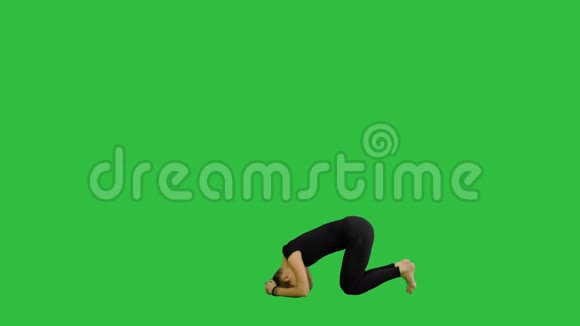 在绿色屏幕上做sirsasana瑜伽姿势的年轻女性Chroma键视频的预览图