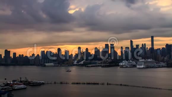 令人惊奇的稳定的时间流逝的灰色雨云的全景在傍晚橙色的日落天空中掠过纽约的海洋城市景观视频的预览图