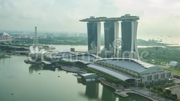 新加坡城市景观天际线与地标建筑日夜流逝新加坡城市视频的预览图