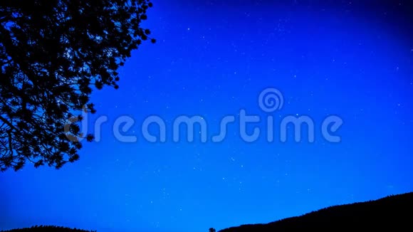 在深蓝的夜空中明亮的星星在缓慢移动视频的预览图