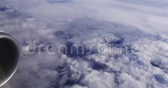 蓝天和来自飞机的云彩实时4K视频的预览图