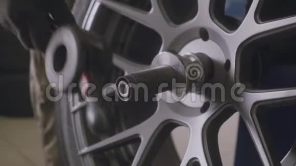 安装轮胎后人平衡车轮视频的预览图