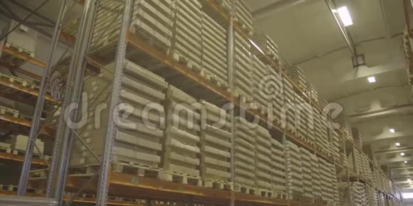 在生产工厂无人机视图工业仓库的高货架上的盒子大型成品仓库视频的预览图