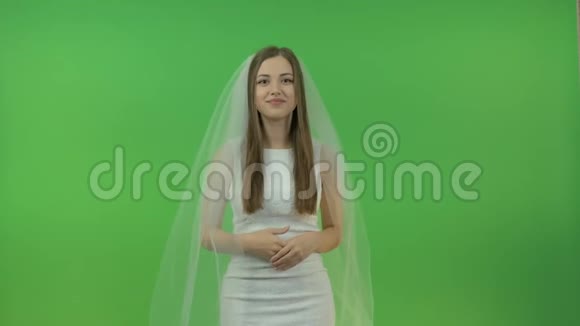 绿色背景下美丽的新娘视频的预览图