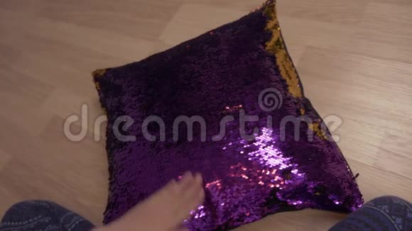 婴儿用亮片织物在装饰枕头上绘制心形视频的预览图