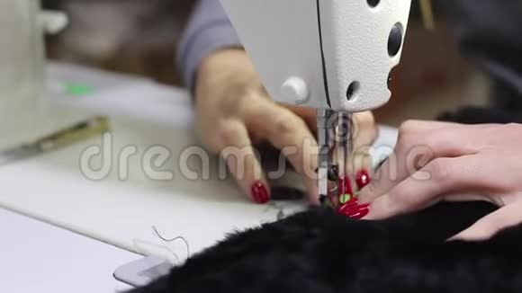 裁缝缝在电动缝纫机上视频的预览图