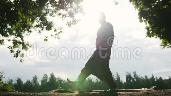 早上日出健身男教练练习瑜伽剪影视频的预览图