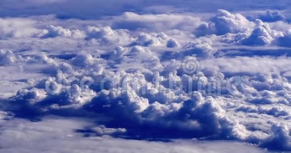 蓝天和来自飞机的云彩实时4K视频的预览图
