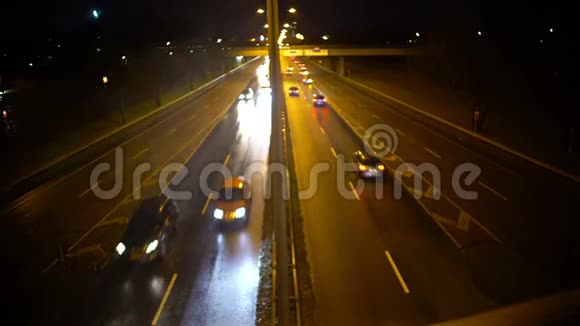 晚上高速公路可移动汽车从桥梁城市生活交通等角度观看视频的预览图