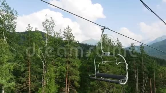 明亮的夏季五颜六色的山景蓝色的多云天空和滑雪电梯夏季从山顶俯瞰视频的预览图