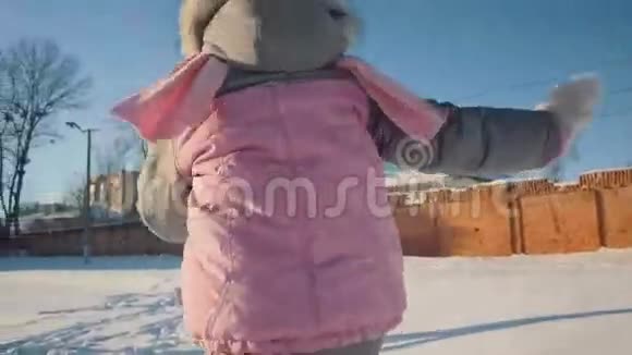 小女孩穿过雪跑向妈妈视频的预览图