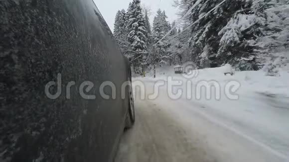 在冬季道路上超速行驶视频的预览图