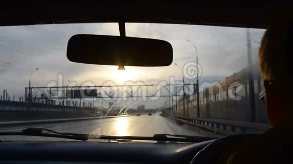 日落时分在城市里开车视频的预览图