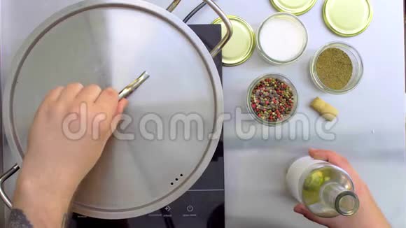厨师的俯视图在锅上增加了藤蔓视频的预览图