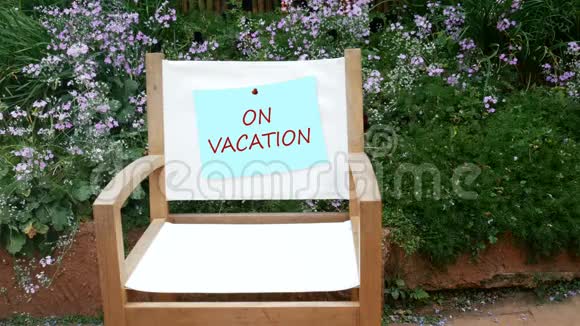 4K在度假笔记纸上的空帆布白椅子在花园背景与鸟的声音放松场景视频的预览图