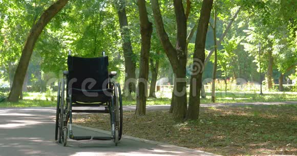 轮椅在公园里空着视频的预览图