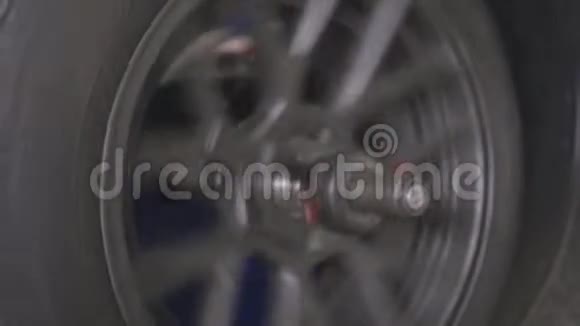 安装轮胎后人平衡车轮视频的预览图