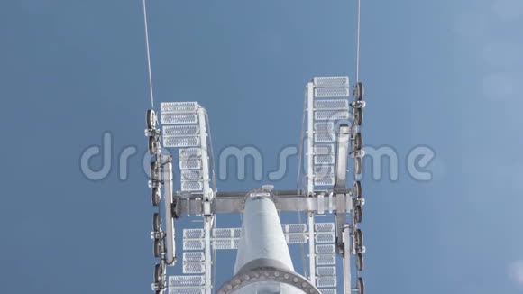 冬季滑雪缆车的塔架顶着蓝天视频的预览图