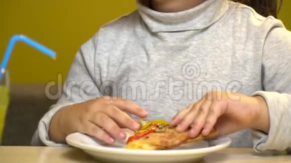 小女孩肖像有趣的吃片比萨饼与酱汁和奶酪培根鸡肉蘑菇香槟子视频的预览图