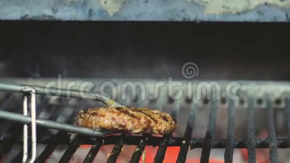 烧烤架上做的牛肉片为聚会煮牛肉和猪肉馅饼视频的预览图
