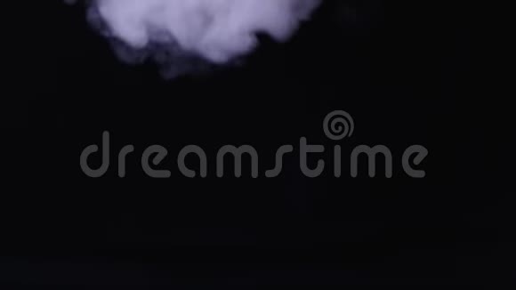 黑色背景上的白烟视频的预览图