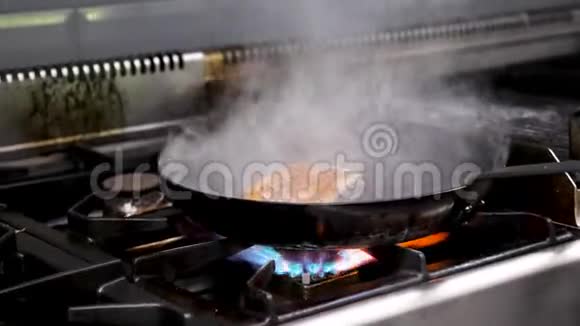 美味的鸭胸肉煎锅视频的预览图
