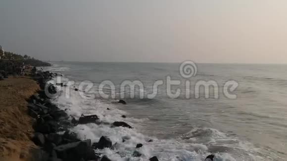 Promade海滩RockPondicherry海滩印度泰米尔纳德邦Pondicherry视频的预览图