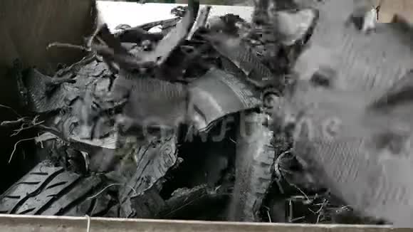 轮胎厂将橡胶切成碎片视频的预览图