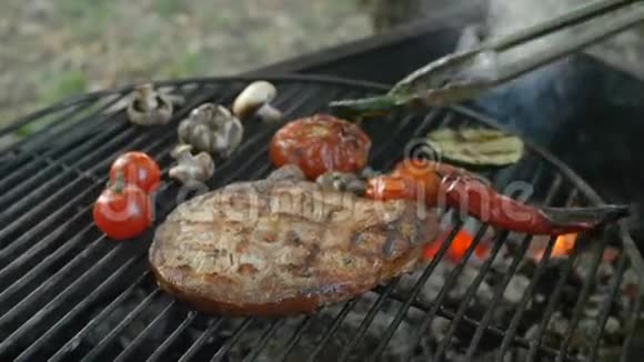 健康的鱼菜用白海鱼在烤架上煎牛排配上装饰的烤菜辣椒视频的预览图