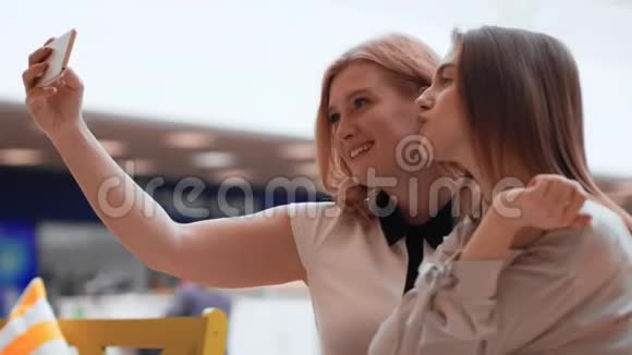 两个快乐的年轻女人在商场里自拍视频的预览图