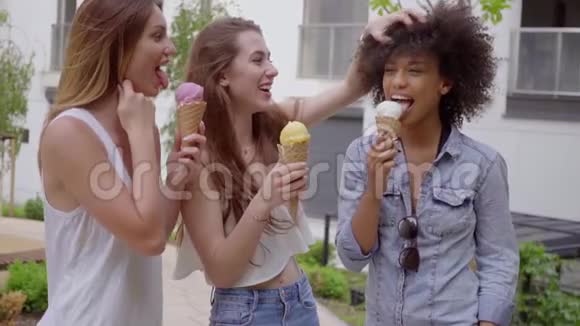 年轻的女人吃冰淇淋视频的预览图
