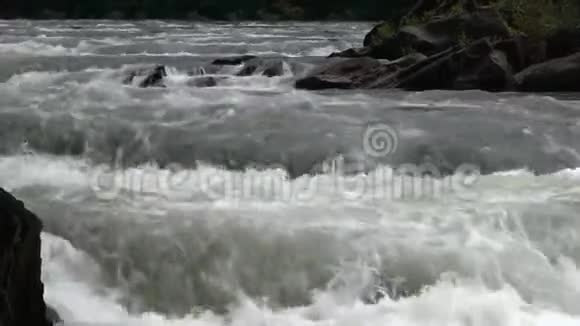 带有音频的湍急河水的严密全屏静态镜头视频的预览图