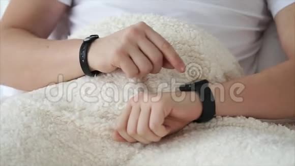 男人在家里睡觉时用智能手表视频的预览图
