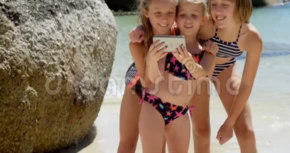 4k海滩上的小兄弟用手机自拍视频的预览图