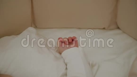 睡在小床上的漂亮小女孩视频的预览图
