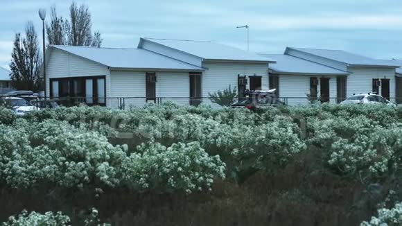 提供带海上度假水上运动设备的小屋村和停车场视频的预览图