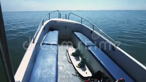 提供滑雪板的滑水船在背景天际线上漂浮在海上视频的预览图