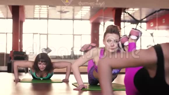 在健美操课上做俯卧撑的男人和女人视频的预览图