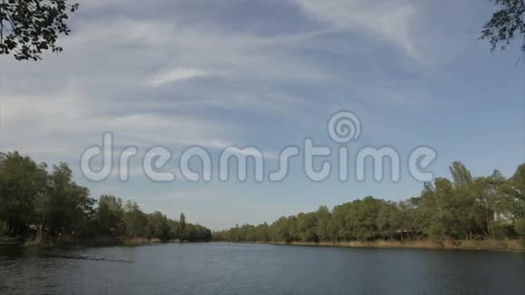 湖在白天广角视频的预览图