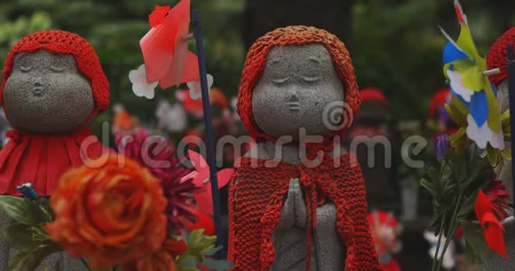 东京白天戴红帽子的女神像守护者视频的预览图