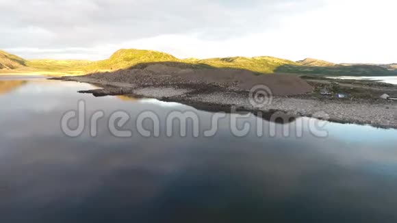 矮桦苔藓覆盖的石头俄罗斯的一个大湖摩尔曼斯克地区科拉半岛视频的预览图