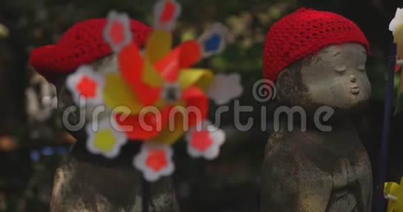 东京白天戴红帽子的女神像守护者视频的预览图